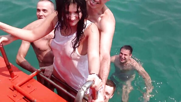 Katt Garcia moans ilosta samalla saada musta pillua porattu